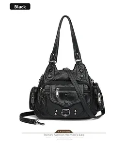 Dettaglio borsa nera in pelle PU lavata con tasche multiple e borchie d'argento