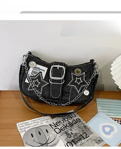 Détail du sac sous le bras en denim Y2K avec écussons étoiles et boutons vintage
