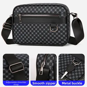 Detalle de correa ajustable, cremallera plateada y hebilla metálica de bolso para hombre