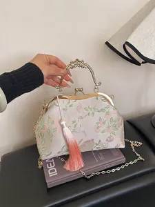 Sac de Soirée Vintage Chinois Broderie Satin Fermoir Baiser Poignée en Métal Chaîne Bandoulière Sac à Épaule Avec Gland pour Femmes