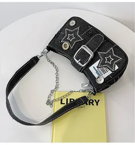 Détail du sac bandoulière Y2K en denim avec broderie étoile blanche et chaîne en argent