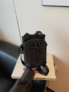 Wasserdichte Crossbody-Tasche aus schwarzem Nylon für Handy und Flasche beim Sport