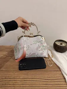 Sac de soirée style chinois avec broderie lapin, chaîne dorée et pompon élégant