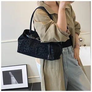 Détail du grand sac cabas noir à imprimé léopard avec boucle et texture souple