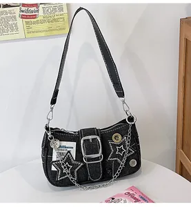 Détail du sac sous le bras en denim Y2K avec broderie étoile et boucle argentée