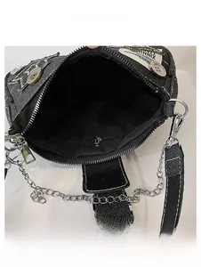 Vue interne du sac Y2K en denim avec doublure noire, poche zippée et rangement spacieux