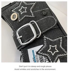 Détail du sac en jean Y2K avec patch étoile, bouton vintage et boucle décorative