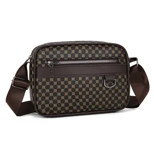 Dettaglio della borsa a tracolla marrone con motivi geometrici vintage e anello a D