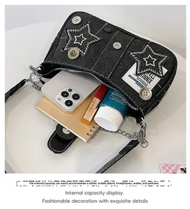 Vue de dessus du sac denim Y2K montrant l'intérieur avec téléphone et maquillage