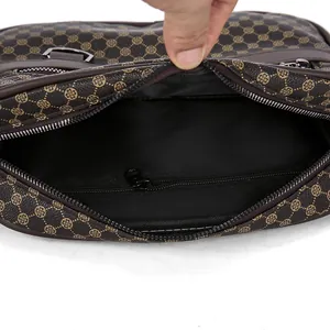 Vista macro che mostra scomparti interni e tasche con cerniera della borsa marrone