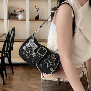 Sac bandoulière Y2K en denim noir avec patchs d'étoiles, chaînes et boutons déco