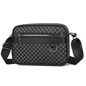 Dettaglio della borsa a tracolla grigia con motivi floreali geometrici e tasca frontale zip