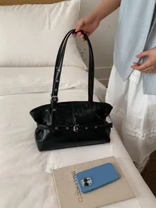Sac cabas chic en cuir ciré noir froissé avec boucle argentée et œillets de sangle