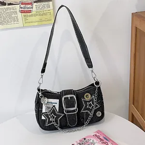 Sac sous le bras en denim noir délavé style Y2K avec patchs étoile et chaîne métal