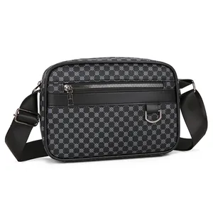 Dettaglio della borsa a tracolla nera con motivo geometrico grigio e cinturino in nylon