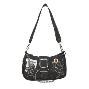 Sac à épaule Y2K en denim avec étoiles blanches, coutures contrastées et chaîne métal