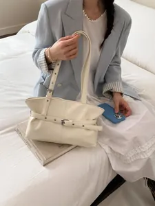 Sac fourre-tout chic en cuir huilé blanc cassé dans un décor minimaliste élégant