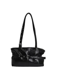 Sac tote en cuir huilé plissé noir avec bandoulière réglable et boucle argentée