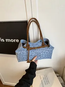 Sac Fourre-Tout en Cuir PU à Imprimé Léopard Grande Capacité pour Femmes Mode Vintage Sac à Bandoulière Navette Boucle en Métal