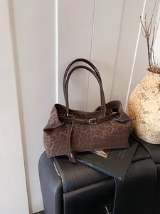 Sac fourre-tout léopard chic en daim marron avec boucle métallique et fines poignées