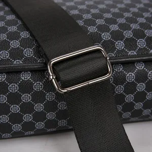Dettaglio della tracolla regolabile in nylon e della fibbia in metallo di una borsa nera