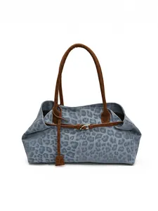 Sac fourre-tout léopard bleu avec anses marron et texture cuir souple sur fond blanc