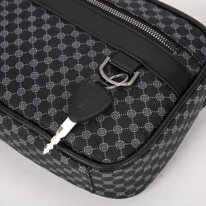 Dettaglio borsa da toilette in pelle nera con stampa geometrica e cerniera in metallo nero