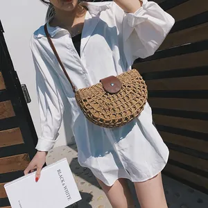 Borsa a tracolla estiva in paglia intrecciata con patta in pelle marrone e cinghia
