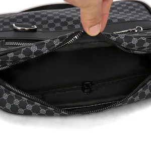 Dettaglio interno borsa da uomo con tasca a zip e trama floreale in pelle sintetica nera