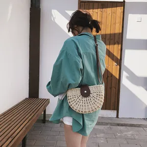 Borsa a tracolla in paglia intrecciata con patta in pelle marrone per vacanze estive