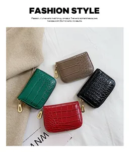 Détail de portefeuilles en cuir PU à motif crocodile en vert, marron, noir et rouge
