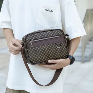 Borsa a tracolla marrone da uomo con motivo monogramma, anello a D e ampia tracolla