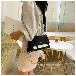 Detailansicht der Colorblock Umhängetasche mit breitem Gurt und goldener Kette