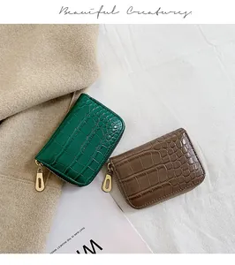 Vue détaillée des porte-cartes accordéon en similicuir crocodile vert et marron poli