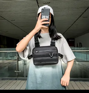 Taktische schwarze Brusttasche mit MOLLE-Gurtband und verstellbaren Trägern im Streetstyle