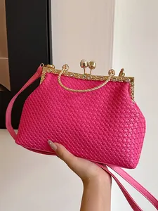 Pochette da sera intrecciata magenta con chiusura a perla e cornice dorata su bianco