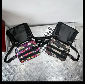 Detail von taktischen Brusttaschen mit buntem Graffiti und klassischem Wald-Tarnmuster