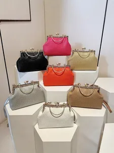 Borse da sera intrecciate con chiusura a perla e catena in sette colori alla moda