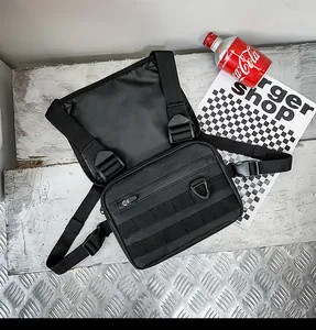 Schwarze taktische Brusttasche aus Nylon mit MOLLE-System und verstellbaren Gurten