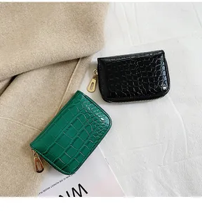 Détail de porte-cartes en cuir PU à motif crocodile noir et vert avec fermetures dorées