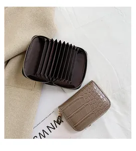 Détail du porte-cartes motif crocodile avec fentes en accordéon et fermeture éclair solide