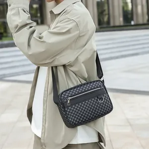 Borsa a tracolla da uomo con motivo geometrico grigio e cinturino in nylon all'aperto
