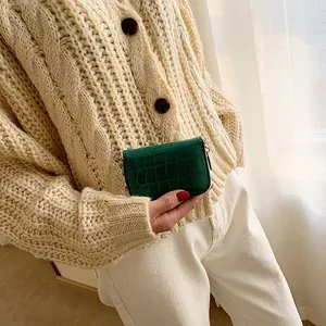 Porte-cartes accordéon en similicuir vert foncé avec motif crocodile et fermeture éclair
