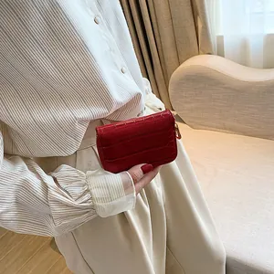Porte-cartes tendance en similicuir crocodile rouge avec fermeture éclair dorée