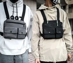 Sac de poitrine tactique en nylon noir et gris avec deux poches avant à boutons-pression