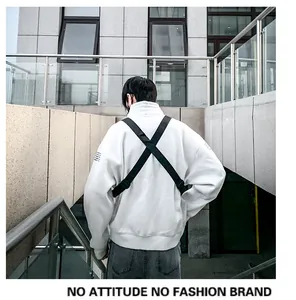 Détail d'une veste techwear blanche avec sangles dorsales noires croisées style urbain