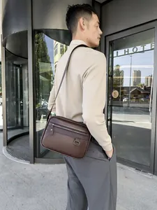 Herren Umhängetasche in Dunkelbraun mit Leder-Textur und verstellbarem Gurt