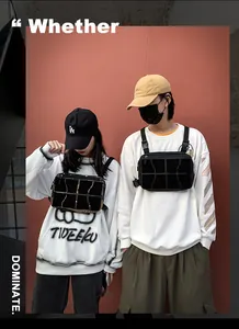 Vue détaillée des sacs de poitrine urbains en noir et camouflage avec filet et boucles