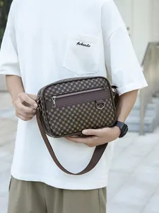 Borsa a tracolla marrone vintage da uomo con motivi geometrici e tracolla regolabile
