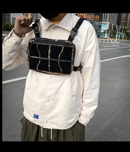 Détails du sac de poitrine tactique camouflage avec bretelles réglables et boucles noires
